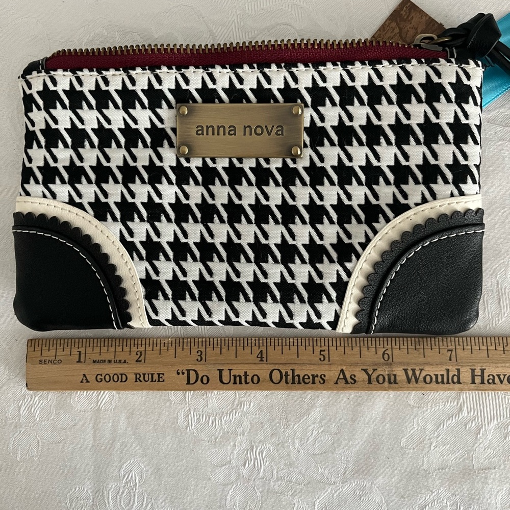 anna nova wristlet
